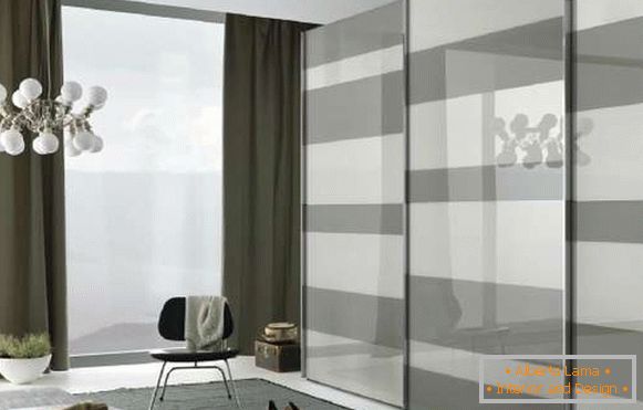 Dvoubarevná skříň se skleněnými dveřmi v obývacím pokoji