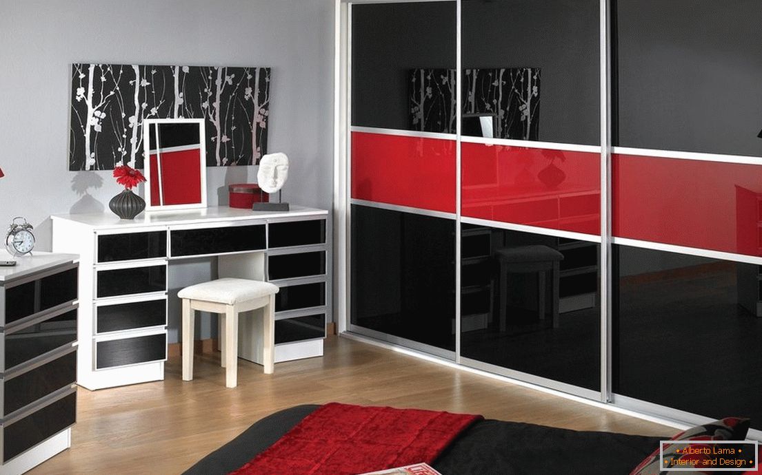 Černá a červená šatní skříň z laku ve vnitřku ložnice