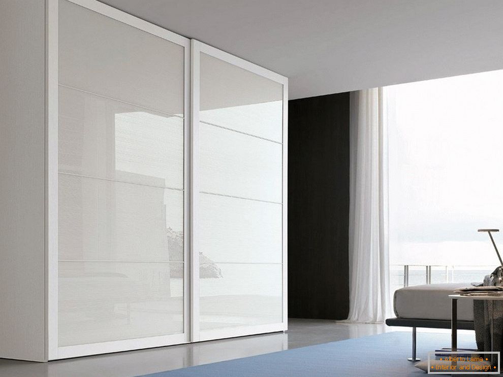 Skříň ve stylu minimalismu v interiéru