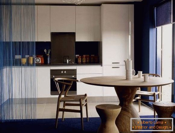 Modrá opona mušelinu v interiéru kuchyně