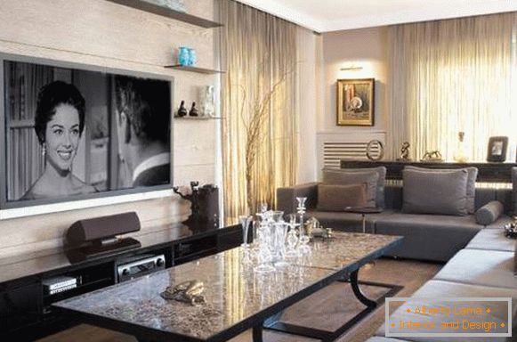 Šedo-béžové záclony muslínu v interiéru - fotografie obývacího pokoje