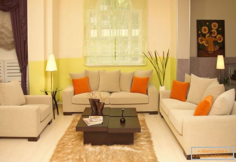 fascinující okenní-pro-feng-shui-obývací pokoj se smetanou-pohovky-a-stylový-stůl-na-hnědý koberec