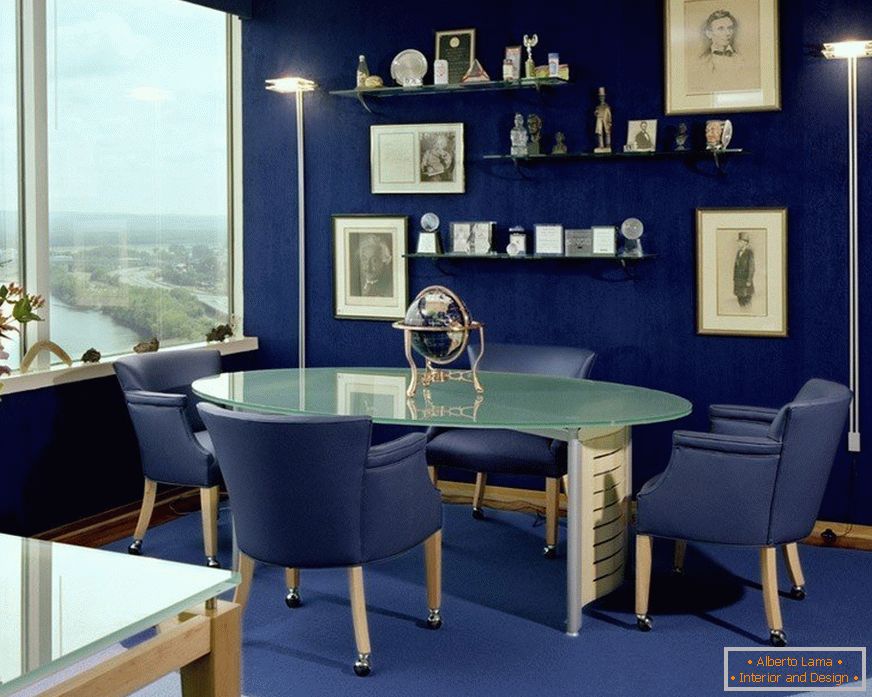 Modrá v interiéru кабинета