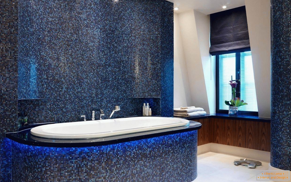 Tmavě modrá mozaika v koupelně