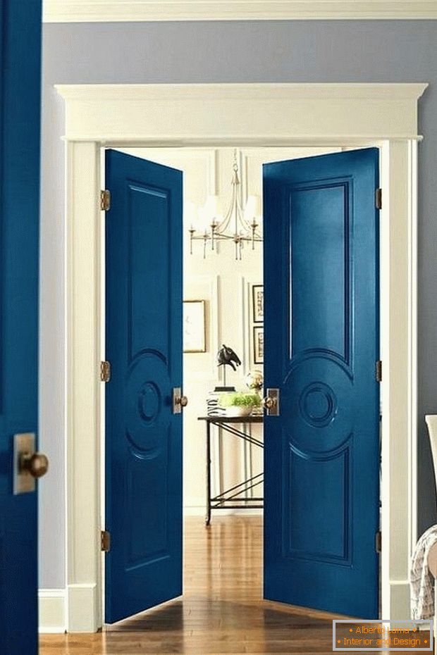 Modré dveře v interiéru