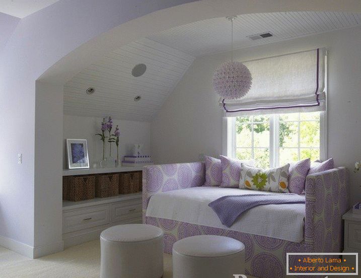Útulná ložnice s obloukem v lila-bílé barvě