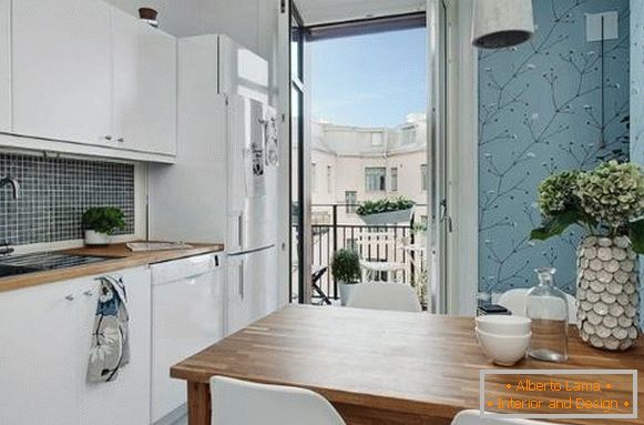Kuchyň s balkonem v jednom pokoji ve skandinávském stylu