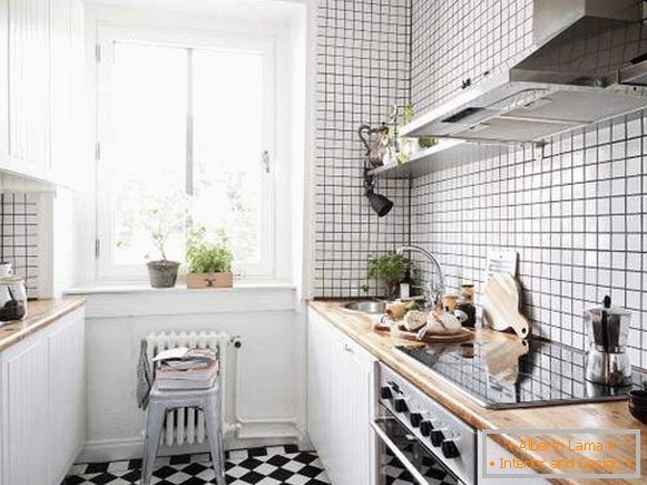 Malá kuchyně v apartmánu ve skandinávském stylu