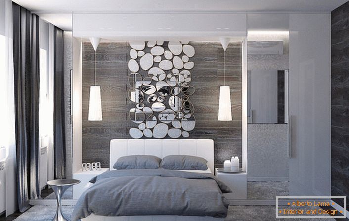 Stěna nad hlavou postele je zdobena stylovou koláží oválných zrcadel.