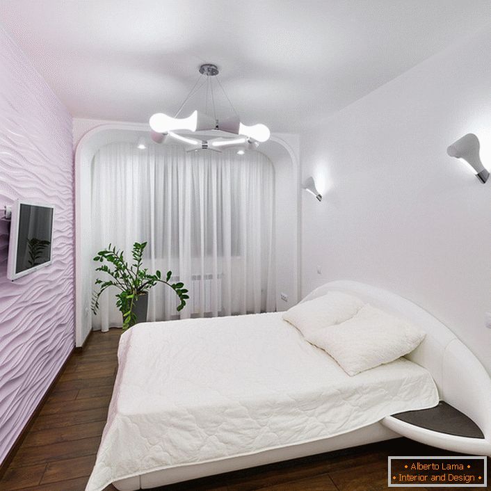 V ložnici je špičková technologie v barvách jemného světla bez dalšího nábytku.