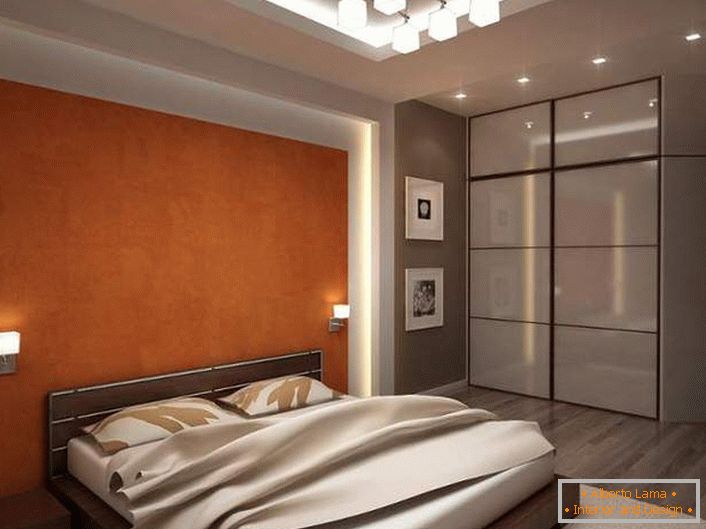 Funkční ložnice s dobře zvoleným osvětlením je vyrobena v šedé a světle béžové tóny. 
