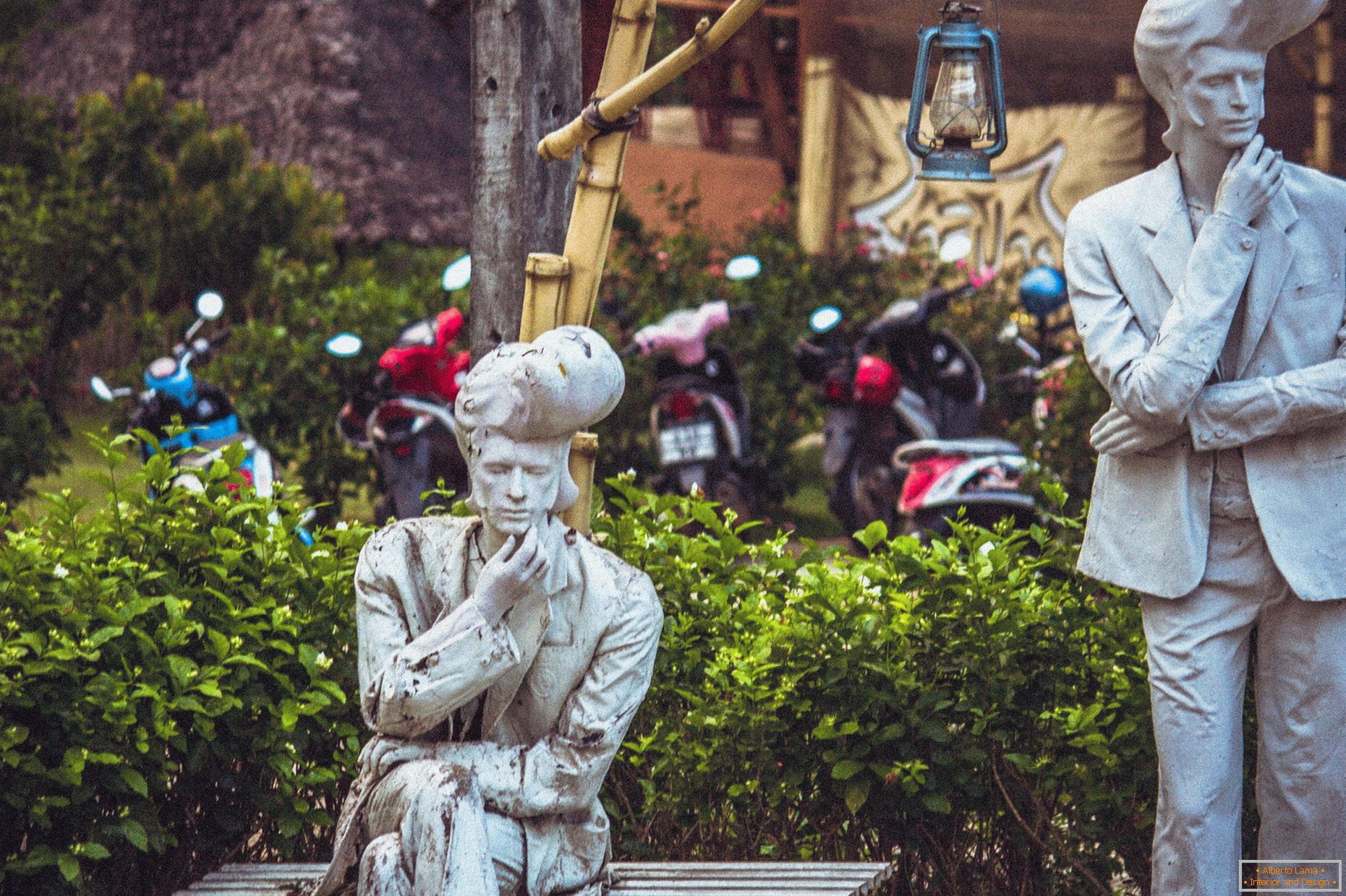 Sochy Elvis v thajské vesnici