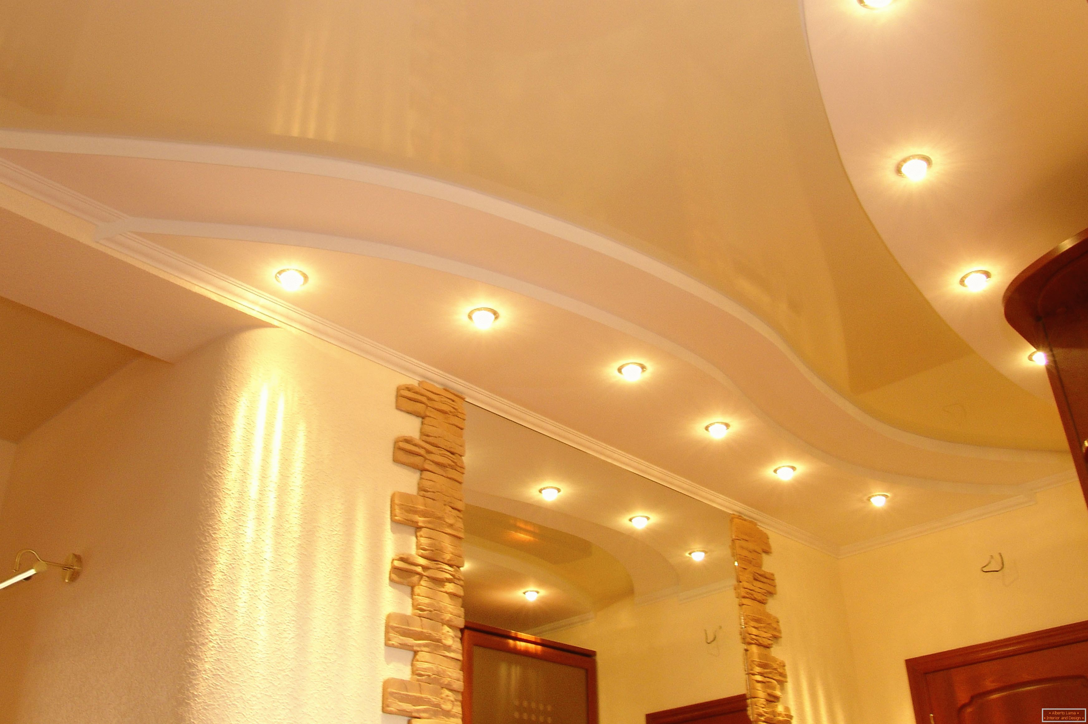 Správně zdobený strop na chodbě. Bodové osvětlení - nejvhodnější volba pro stropní stropy PVC.