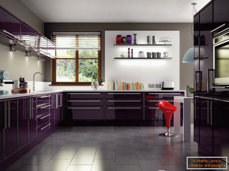 Tmavě fialová kuchyně