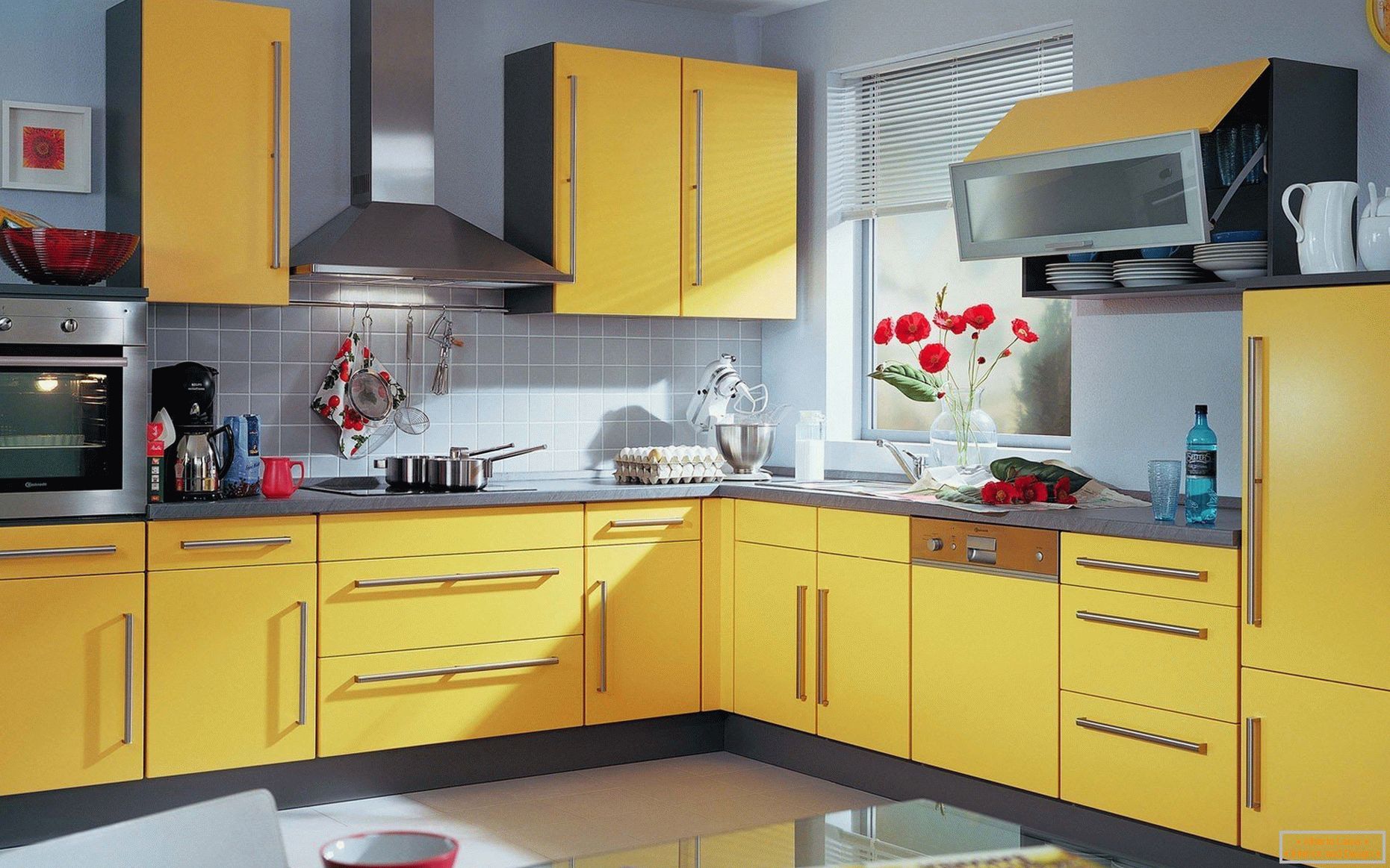 Stěny v pastelových barvách, žlutá kuchyně