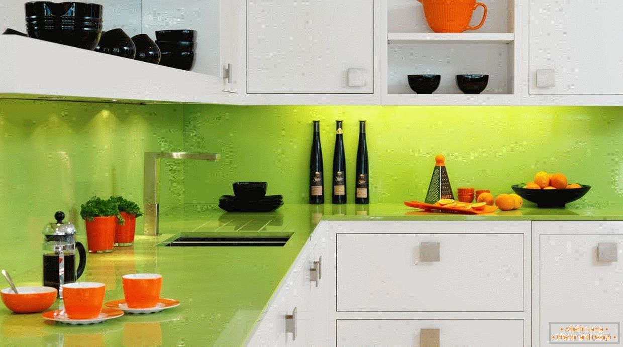 Zelená zástěra a stolní deska v bílé kuchyni