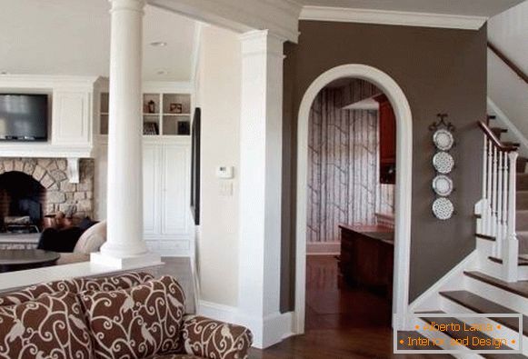 Interiér domu v kombinaci bílé a hnědé barvy