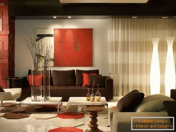 Kombinace hnědé v interiéru obývacího pokoje s červenou