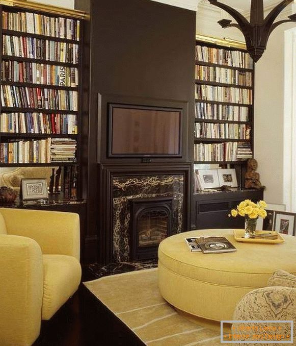 Kombinace tmavě hnědé barvy uvnitř obývacího pokoje se žlutou barvou