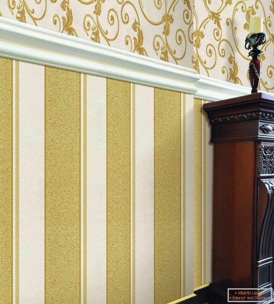 Detailní záběr na tapetu s výliskem uprostřed stěny