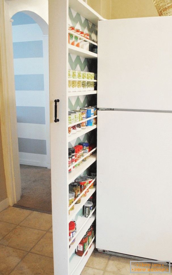 Vysouvací skladovací prostor za lednicí