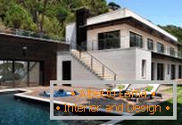 Moderní architektura: elegantní soukromý dům na pobřeží Středozemního moře ve Španělsku