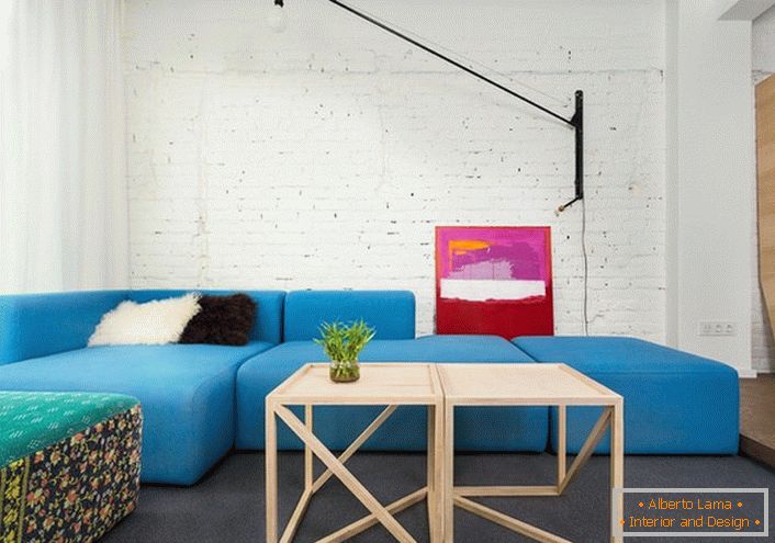 Neobvyklým řešením pro skandinávský styl je měkký nábytek bohatě modré barvy