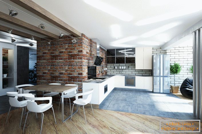 Kuchyně, kombinovaná s obývacím pokojem, je vyzdobena ve stylu podkroví. Lakonický, diskrétní interiér mluví o smyslu pro návrhářský styl. 