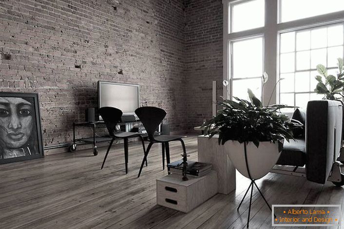 Laminát tmavě šedý v obývacím pokoji vypadá perfektně. Pro výzdobu interiéru ve stylu podkroví můžete použít neobvyklé obrázky.