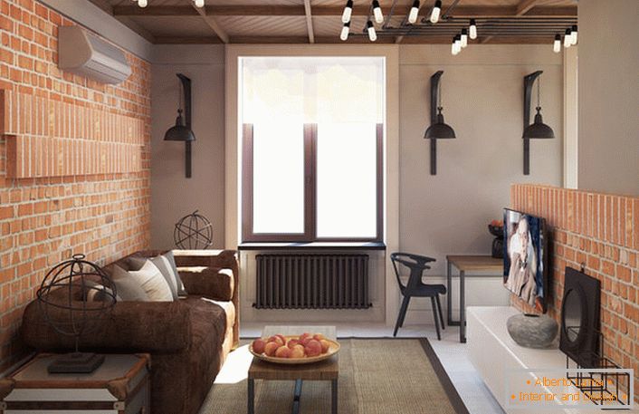 Obývací pokoj v půdním stylu je pozoruhodný pro správně vybrané osvětlení. V souladu s požadavky stylu pro dekoraci okenních otvorů v obývacím pokoji, záclony nebo záclony nejsou používány. 