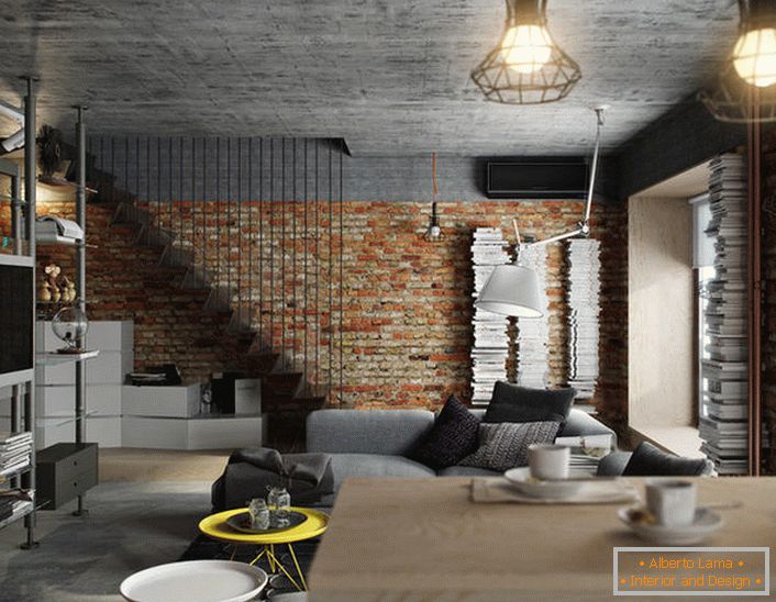Útulný obývací pokoj ve stylu podkroví v městském bytě v New Yorku. 