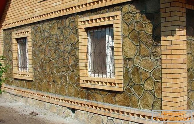 Dokončení fasád domů z přírodního kamene