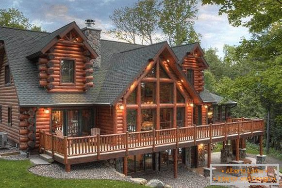 Luxusní dřevěné domy z paprsku na fotografii