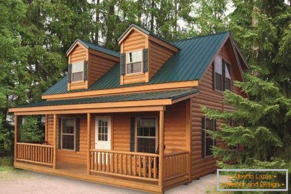 Malované dřevěné domy - fotografie se zelenou střechou