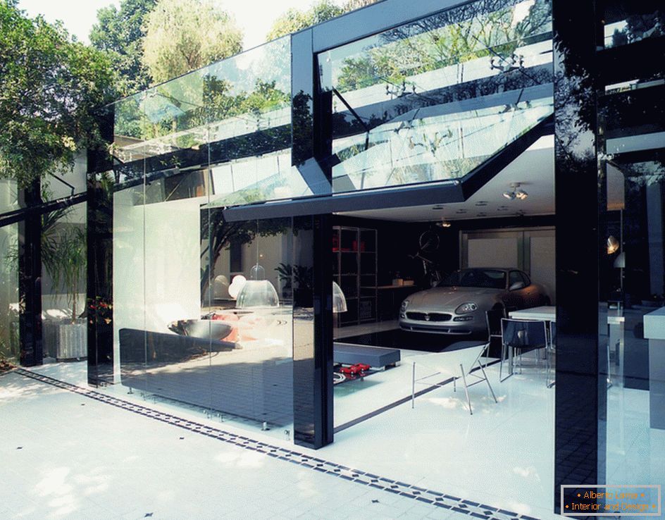 Moderní garáž se skleněnými vratami