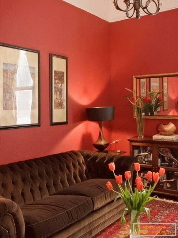 Červené stěny v obývacím pokoji