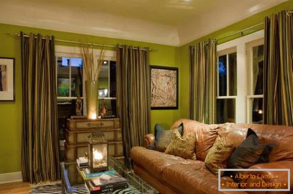 Malý obývací pokoj se zelenými stěnami