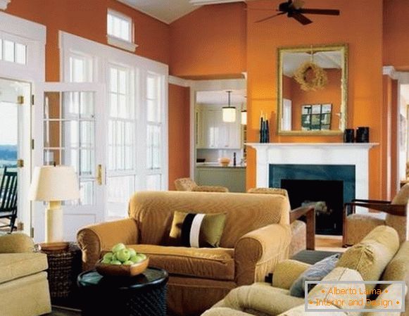 Oranžové stěny v obývacím pokoji