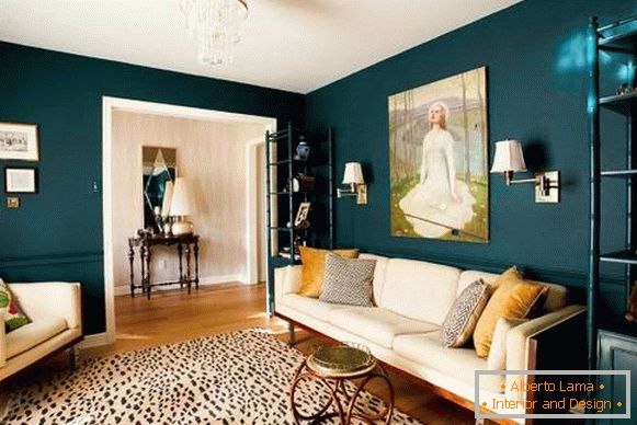Tmavě zelená barva stěn v obývacím pokoji