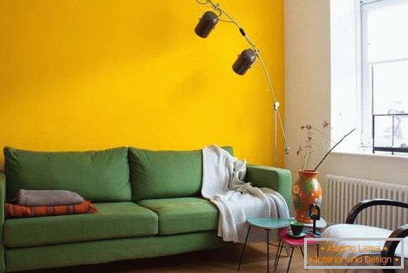 Žlutá stěna v obývacím pokoji