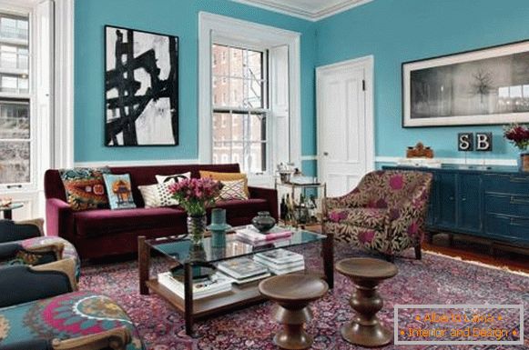 Modré stěny v obývacím pokoji