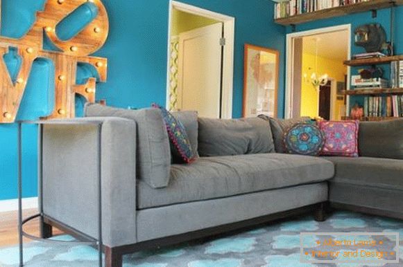 Obývací pokoj s jasně modrými stěnami