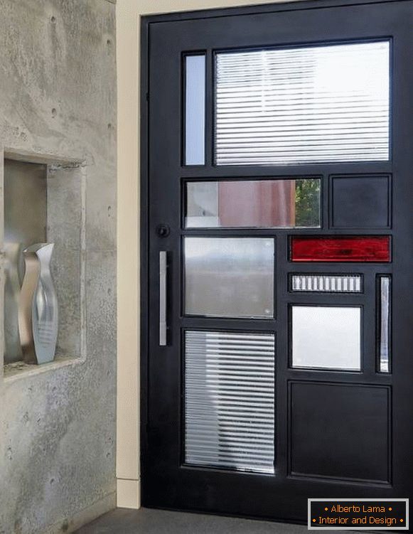 Krásné kovové dveře v moderním stylu
