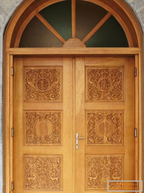 Vchodové dveře ze dřeva