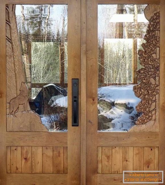 Dřevěné dveře s ručně vyřezávaným vzorem