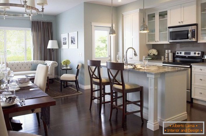Vybraný ve stylu rekreační oblasti, kuchyňský nábytek nezkazí obecnou náladu prostorného obývacího pokoje.