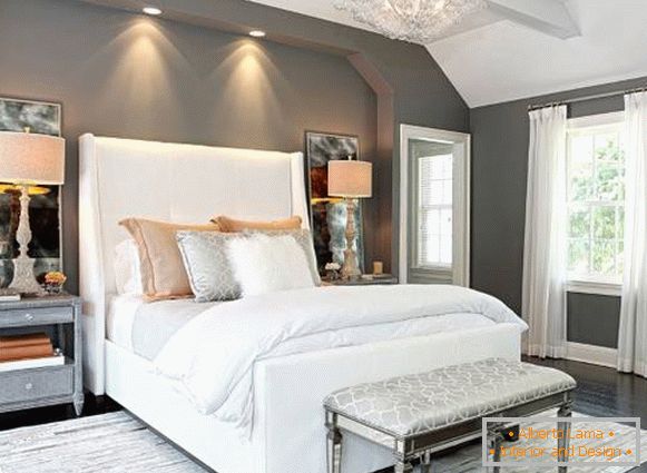Obrázek ložnice v moderním stylu se šedou barvou na stěnách