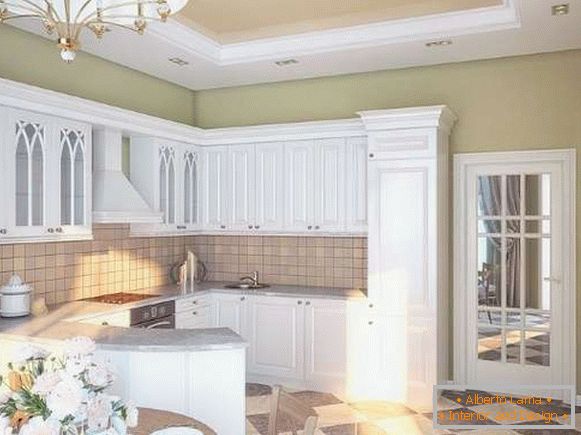 Interiér malé kuchyně v soukromém domě - bílá kuchyně v klasickém stylu
