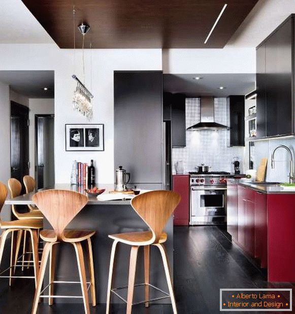 Interiér malé kuchyně v soukromém domě je nápad na dekoraci vlastními rukama