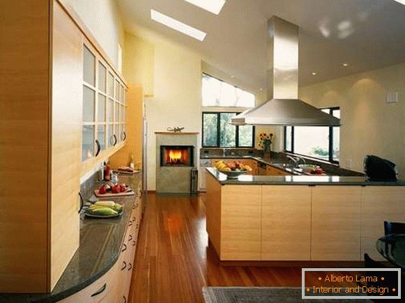 Moderní kuchyňský interiér s krbem v soukromém domě - Designová fotka 2017